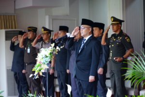 Halaman Kantor Bupati Muba dipadati oleh peserta upacara berdiri kokoh memberikan penghormatan kepada Sang Saka Merah Putih, Senin (5/6/2023).