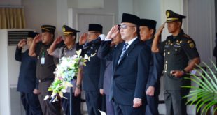 Halaman Kantor Bupati Muba dipadati oleh peserta upacara berdiri kokoh memberikan penghormatan kepada Sang Saka Merah Putih, Senin (5/6/2023).