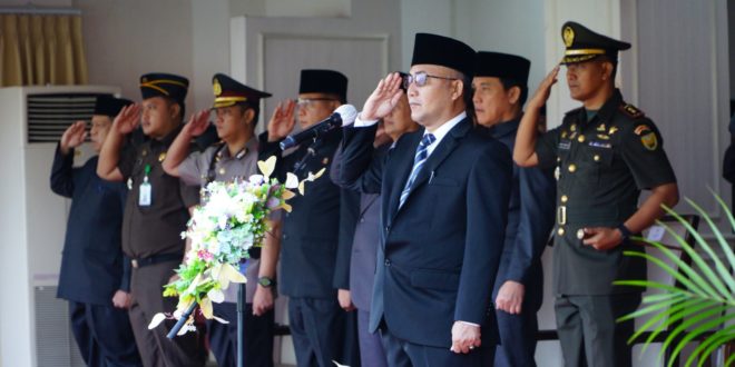 Halaman Kantor Bupati Muba dipadati oleh peserta upacara berdiri kokoh memberikan penghormatan kepada Sang Saka Merah Putih, Senin (5/6/2023).