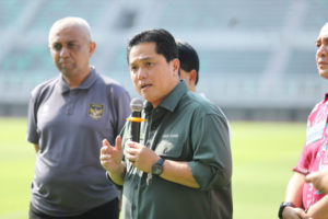 Ketua Umum PSSI, Erick Thohir meninjau Stadion Gelora Bung Tomo Surabaya pada Selasa (6/6).