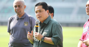 Ketua Umum PSSI, Erick Thohir meninjau Stadion Gelora Bung Tomo Surabaya pada Selasa (6/6).