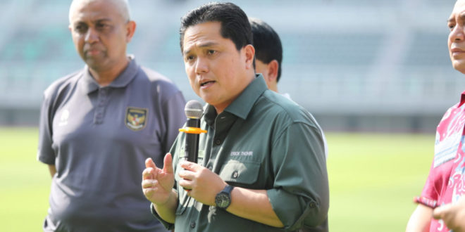 Ketua Umum PSSI, Erick Thohir meninjau Stadion Gelora Bung Tomo Surabaya pada Selasa (6/6).