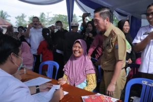 Drs Ratu Dewa saat meresmikan Pusat Kesehatan Masyarakat (Puskemas) Pembantu Kelurahan Pulokerto, Jalan Riakudu, RT 22, Kecamatan Gandus, Senin (12/6/2023).