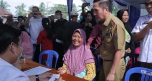 Drs Ratu Dewa saat meresmikan Pusat Kesehatan Masyarakat (Puskemas) Pembantu Kelurahan Pulokerto, Jalan Riakudu, RT 22, Kecamatan Gandus, Senin (12/6/2023).