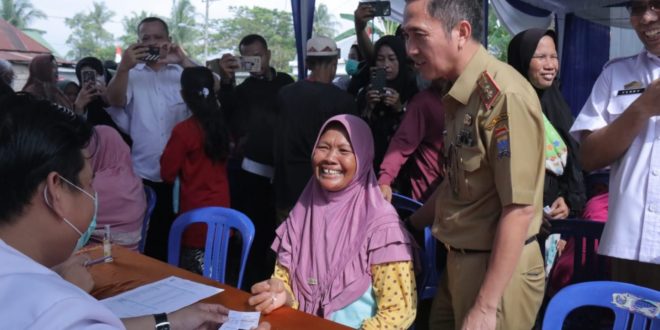 Drs Ratu Dewa saat meresmikan Pusat Kesehatan Masyarakat (Puskemas) Pembantu Kelurahan Pulokerto, Jalan Riakudu, RT 22, Kecamatan Gandus, Senin (12/6/2023).