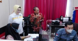 Ketua DPRD Sumsel, Hj. Anita Noeringhati, menyaksikan pelayanan pendataan bagi warga Kabupaten Banyuasin yang dilakukan oleh Dinas Kependudukan dan Catatan Sipil di UPT Sembilang OPI Mall, hari Rabu tanggal 3 Mei 2023.