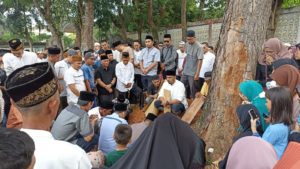 mengantar mendiang Drs Syamsurijal MSi yang merupakan Wakil Ketua II Baznas Muba ke tempat peristirahatan terakhir di TPU Kebun Bunga Palembang, Minggu, (18/6/2023).