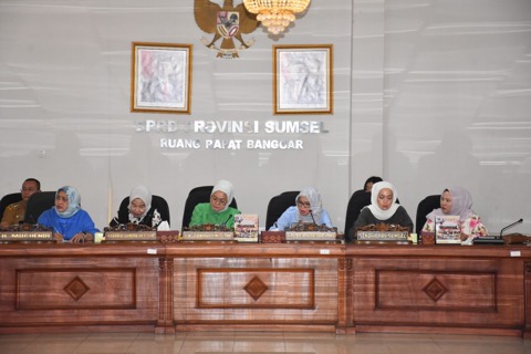 Anggota DPRD Provinsi Sumatera Selatan menerima Forum Kepala Desa Sriwijaya yang menyampaikan beberapa tuntutan di Ruang Rapat Badan Anggaran pada hari Senin tanggal 22 Mei 2023.