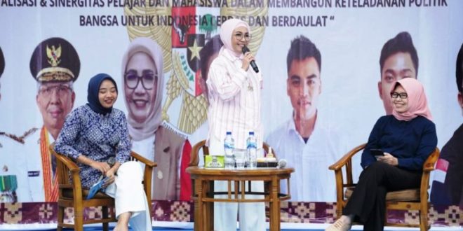 Hj. Anita Noeringhati, menjadi narasumber pada Pendidikan Politik Akbar Pelajar dan Mahasiswa dengan tema Revitalisasi dan Sinergitas Pelajar dan Mahasiswa