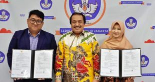 Prof. Dr. Ibnu Sina Chandranegara, S.H., M.H, (berkacamata), Dosen Universitas Muhammadiyah Jakarta, yang baru-baru ini meraih gelar profesor atau Guru Besar di usianya yang masih 33 tahun. (foto : SEMIVA)