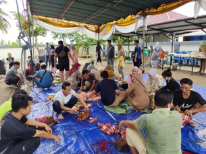 Pemotongan hewan kurban berlangsung di halaman kantor Dinkominfo Muba, Minggu (2/7/2023).