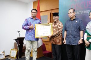 BPJS Ketenagakerjaan dan Kesehatan Beri Pj Bupati Apriyadi Penghargaan