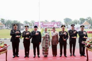 H. Herman Deru (HD) mengikuti upacara yang dilaksanakan di Halaman Griya Agung Palembang, Sabtu (1/7/2023).