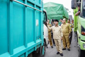 Kemacetan panjang yang terjadi di Jalan Lintas Timur wilayah Tampang Baru Kecamatan Bayung Lencir (Baylen) Kabupaten Muba