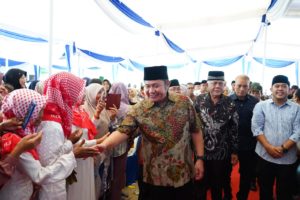 H. Herman Deru saat bersilaturahmi dengan masyarakat Desa Sinar Tungkal Kecamatan Tungkal Jaya Kabupaten Musi Banyuasin, Minggu (23/7/2023)