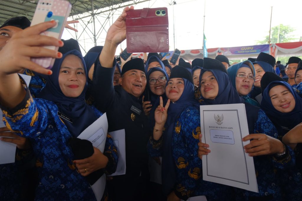 H Apriyadi resmi melantik sebanyak 845 tenaga guru honorer di Kabupaten Muba menjadi Pegawai Pemerintah dengan Perjanjian Kerja (PPPK) dalam wilayah Kabupaten Muba yang berlangsung di Stable Berkuda Sekayu, Senin (31/07/2023).