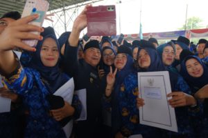 H Apriyadi resmi melantik sebanyak 845 tenaga guru honorer di Kabupaten Muba menjadi Pegawai Pemerintah dengan Perjanjian Kerja (PPPK) dalam wilayah Kabupaten Muba yang berlangsung di Stable Berkuda Sekayu, Senin (31/07/2023).