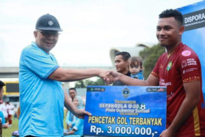 Wakil Gubernur Sumsel H. Mawardi Yahya secara resmi menutup gelaran Turnamen Sepakbola U-20 Piala Gubernur Sumsel Tahun 2023, di Stadion Bumi Siriwijaya Selasa (11/7/2023) sore.