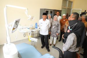 PJ Bupati Muba H Apriyadi didampingi Kepala Dinas Kesehatan dr Azmi Dariusmansyah MARS saat peninjauan puskesmas dan Pustu beberapa waktu yang lalu