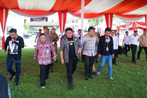 H. Herman Deru didampingi Bupati Banyuasin H. Askolani meninjau lokasi acara Hari Keluarga Nasional (HARGANAS) Tahun 2023 di Lapangan Upacara Kantor Bupati Banyuasin, Senin (3/7/2023).
