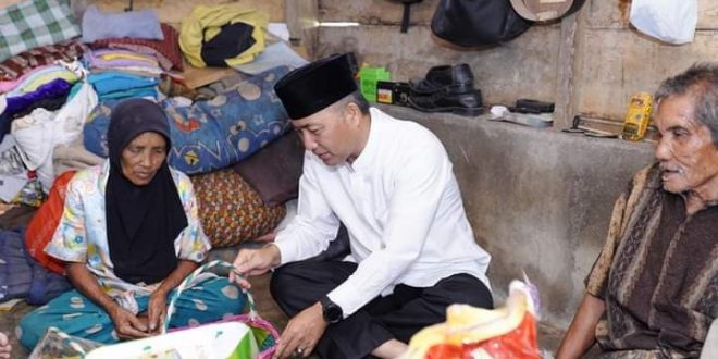H.Apriyad turun langsung membagikan daging kurban secara langsung door to door ke warga prasejahtera dan lansia