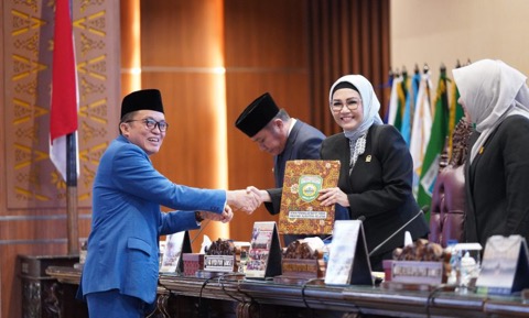 Penyerahan laporan kepada Ketua DPRD Sumsel