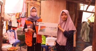 Relawan Rumah Zakat menyerahkan bantuan Laptop kepada Marista, Korban Kebakaran yang terjadi di Lorong Masjid, Gang Sabar, RT. 15 RW. 05, Plaju, pada hari Minggu tanggal 16 Juli 2023.