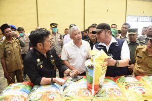 H Herman Deru (HD) bersama Menteri Pertanian RI Syahrul Yasin Limpo meninjau pabrik dan gudang beras di kawasan Desa Pegayut Kabupaten Ogan Ilir, Senin (7/8/2023).