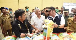 H Herman Deru (HD) bersama Menteri Pertanian RI Syahrul Yasin Limpo meninjau pabrik dan gudang beras di kawasan Desa Pegayut Kabupaten Ogan Ilir, Senin (7/8/2023).
