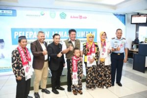 Herman Deru saat melepas Jamaah Umroh Akbar PT Southern of Sumatera Holiday Angkasa Wisata Charter 1 Pesawat 433 Jamaah 1445 H di Bandara SMB II Palembang, Kamis (10/8).