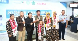 Herman Deru saat melepas Jamaah Umroh Akbar PT Southern of Sumatera Holiday Angkasa Wisata Charter 1 Pesawat 433 Jamaah 1445 H di Bandara SMB II Palembang, Kamis (10/8).