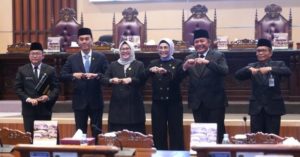 Pimpinan DPRD Sumsel dan Gubernur Sumsel foto bersama setelah menyepakati Kebijakan Kebijakan Umum Anggaran dan Plafon Prioritas Anggaran Sementara (KUA-PPAS) Anggaran Pendapatan Belanja Daerah (APBD) Tahun 2024 di Ruang Rapat Paripurna, Jalan POM IX, Palembang, pada hari Senin tanggal 24 Juli 2023. (foto : Humas DPRD Sumsel)