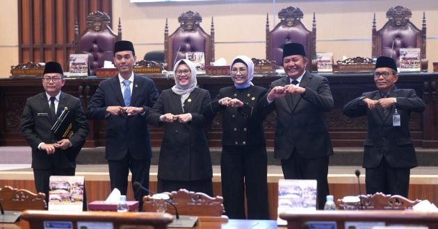 Pimpinan DPRD Sumsel dan Gubernur Sumsel foto bersama setelah menyepakati Kebijakan Kebijakan Umum Anggaran dan Plafon Prioritas Anggaran Sementara (KUA-PPAS) Anggaran Pendapatan Belanja Daerah (APBD) Tahun 2024 di Ruang Rapat Paripurna, Jalan POM IX, Palembang, pada hari Senin tanggal 24 Juli 2023. (foto : Humas DPRD Sumsel)