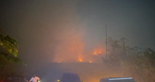 H. Herman Deru masih semangat meninjau lokasi lahan di Tempat Pembuangan Akhir (TPA) sampah Sukawinatan yang terbakar sejak beberapa hari terakhir.
