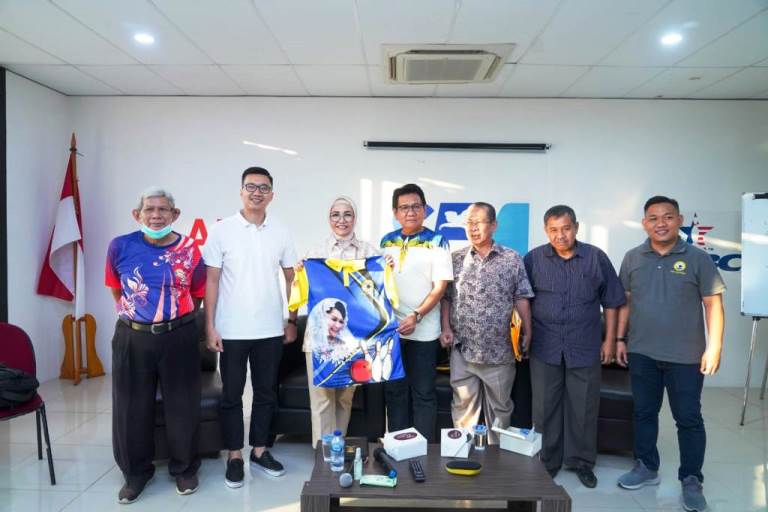 Ketua Dewan Perwakilan Rakyat Daerah (DPRD) Sumsel yang juga sebagai Ketua Persatuan Boling Indonesia Sumsel, Hj. Anita Noeringhati, foto bersama peserta Rapat persiapan Pra PON. (foto : bekisarmedia.id/aprizal)