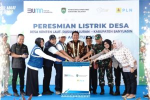 Aliran listrik tersebut diresmikan langsung oleh Gubernur Sumatera Selatan H. Herman Deru (HD) bertempat di Desa Kenten Laut Dusun Saluran, Kab. Banyuasin, Minggu, (13/8/2023)