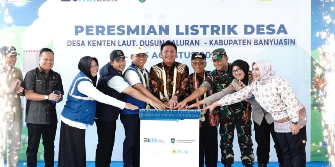 Aliran listrik tersebut diresmikan langsung oleh Gubernur Sumatera Selatan H. Herman Deru (HD) bertempat di Desa Kenten Laut Dusun Saluran, Kab. Banyuasin, Minggu, (13/8/2023)