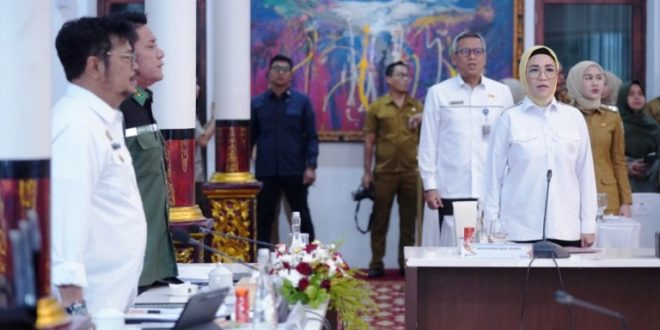 Ketua Dewan Perwakilan Rakyat Daerah (DPRD) Provinsi Sumatera Selatan (Sumsel), Hj. Anita Noeringhati, menghadiri Rapat Koordinasi (Rakor) penting yang membahas upaya antisipasi terkait ancaman iklim ekstrim El Nino, di Griya Agung Kota Palembang, pada hari Senin tanggal 17 Juli 2023. (foto : bekisarmedia.id/aprizal)