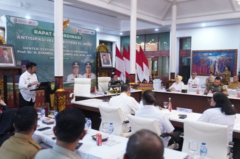 Ketua Dewan Perwakilan Rakyat Daerah (DPRD) Provinsi Sumatera Selatan (Sumsel), Hj. Anita Noeringhati, menghadiri Rapat Koordinasi (Rakor) penting yang membahas upaya antisipasi terkait ancaman iklim ekstrim El Nino, di Griya Agung Kota Palembang, pada hari Senin tanggal 17 Juli 2023. (foto : bekisarmedia.id/aprizal)