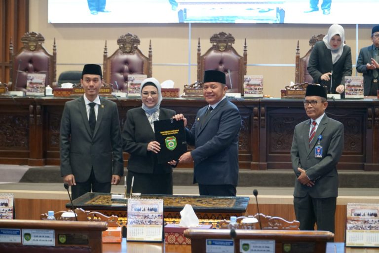 Rapat Paripurna LXIV dengan agenda Penyampaian Hasil Laporan Pembahasan dan Penelitian Badan Anggaran (Banggar) DPRD Sumsel terhadap Raperda tentang Pertanggungjawaban Pelaksanaan APBD Sumsel TA 2022’, Jalan POM IX, Palembang, pada hari Selasa tanggal 27 Juli 2023. (foto : Humas DPRD Sumsel)