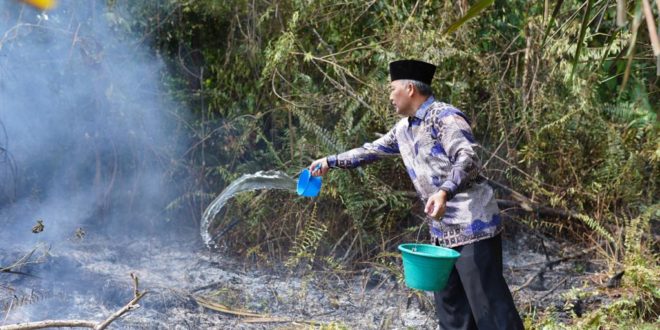 Saat hendak menghadiri hajatan warga di Kecamatan Sungai Keruh pada hari Minggu pagi tanggal 3 September 2023, Pj. Bupati Kabupaten Musi Banyuasin (Muba), H. Apriyadi Mahmud yang sedang melintasi Desa Rantau Sialang, melihat titik api di pinggir hutan. (foto : Humas Pemkab Muba)