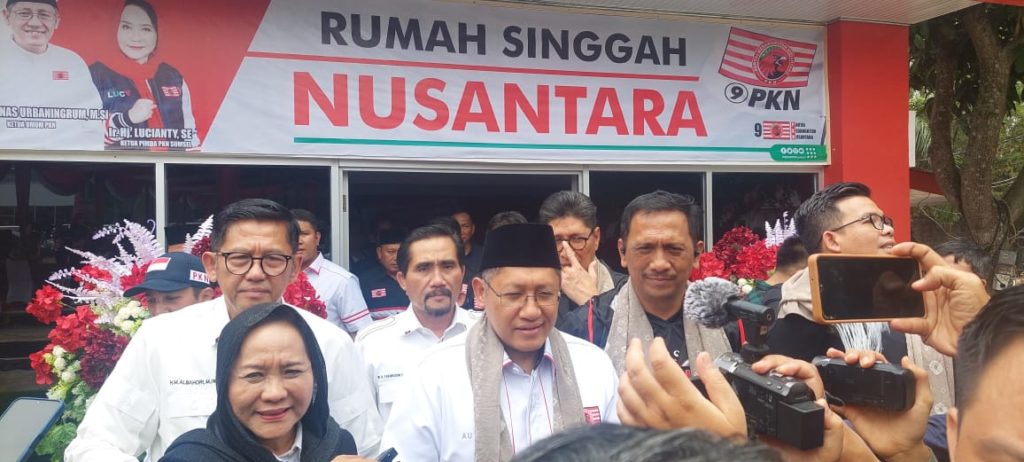 Ketua Umum Pimpinan Nasional Partai Kebangkitan Nusantara, Anas Urbaningrum, didampingi Ketua Pimpinan Daerah Partai Kebangkitan Nusantara Provinsi Sumatera Selatan, Hj. Lucianty, saat meresmikan Rumah Singgah Nusantara, hari Minggu tanggal 10 September 2023.