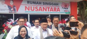 Ketua Umum Pimpinan Nasional Partai Kebangkitan Nusantara, Anas Urbaningrum, didampingi Ketua Pimpinan Daerah Partai Kebangkitan Nusantara Provinsi Sumatera Selatan, Hj. Lucianty, saat meresmikan Rumah Singgah Nusantara, hari Minggu tanggal 10 September 2023.