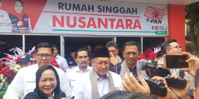 Ketua Umum Pimpinan Nasional Partai Kebangkitan Nusantara, Anas Urbaningrum, didampingi Ketua Pimpinan Daerah Partai Kebangkitan Nusantara Provinsi Sumatera Selatan, Hj. Lucianty, saat meresmikan Rumah Singgah Nusantara, hari Minggu tanggal 10 September 2023.