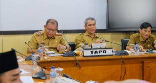 Tim Anggaran Pemerintah Daerah (TAPD) Kabupaten Musi Banyuasin (Muba) mendengarkan pendapat akhir Fraksi-fraksi DPRD Muba terhadap Rancangan Peraturan Daerah (Raperda) Anggaran Pendapatan dan Belanja Daerah (APBD) Perubahan Tahun Anggaran 2023, dalam Rapat Pembahasan yang berlangsung di Ruang Rapat Badan Musyawaran (Banmus) DPRD Muba, pada hari Senin tanggal 11 September 2023.