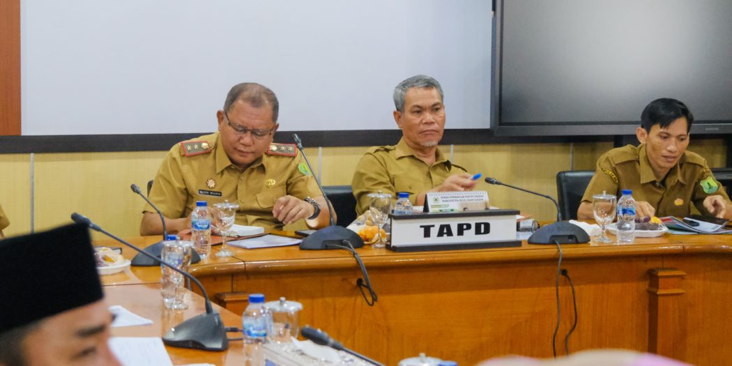 Tim Anggaran Pemerintah Daerah (TAPD) Kabupaten Musi Banyuasin (Muba) mendengarkan pendapat akhir Fraksi-fraksi DPRD Muba terhadap Rancangan Peraturan Daerah (Raperda) Anggaran Pendapatan dan Belanja Daerah (APBD) Perubahan Tahun Anggaran 2023, dalam Rapat Pembahasan yang berlangsung di Ruang Rapat Badan Musyawaran (Banmus) DPRD Muba, pada hari Senin tanggal 11 September 2023.