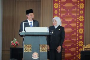 Wali Kota Palembang, Harnojoyo, dan Wakil Wali Kota Palembang, Fitrianti, menghadiri Masa Persidangan III Tahun 2023 DPRD Kota Palembang dengan agenda Pemberhentian dan Peresmian Pengangkatan Wakil Ketua DPRD Kota Palembang pada sisa masa jabatan 2019-2024