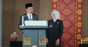 Wali Kota Palembang, Harnojoyo, dan Wakil Wali Kota Palembang, Fitrianti, menghadiri Masa Persidangan III Tahun 2023 DPRD Kota Palembang dengan agenda Pemberhentian dan Peresmian Pengangkatan Wakil Ketua DPRD Kota Palembang pada sisa masa jabatan 2019-2024