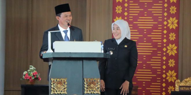 Wali Kota Palembang, Harnojoyo, dan Wakil Wali Kota Palembang, Fitrianti, menghadiri Masa Persidangan III Tahun 2023 DPRD Kota Palembang dengan agenda Pemberhentian dan Peresmian Pengangkatan Wakil Ketua DPRD Kota Palembang pada sisa masa jabatan 2019-2024