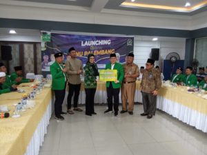 Penyerahan secara simbolis dilakukan dalam acara peluncuran Palembang NU Online di Rumah Dinas Ketua DPRD Sumsel pada Selasa (26/09/2023).